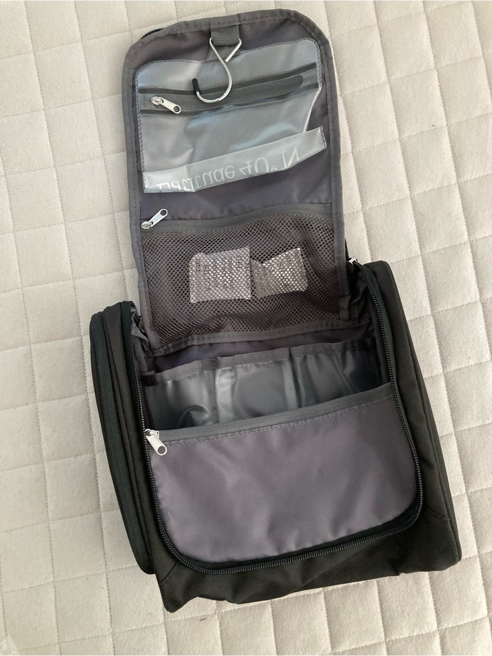 Latitude 40 N Men's Black Hanging Toiletry Organizer Bag